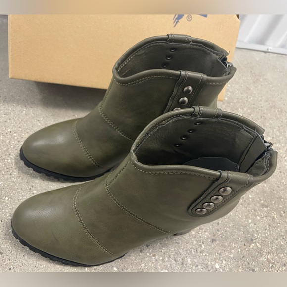 NWB $54 Seven7 Seville Ankle Bootie Olive Green size 9.5 - Picture 3 of 16